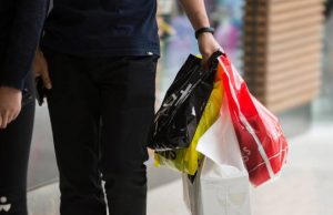 പരസ്യം പതിച്ച കാരിബാഗിന് നമ്മളെന്തിന് പണം നൽകണം.നിർത്തണം ഈ പകൽക്കൊള്ള.