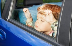 കുട്ടികളെ കാറിന്റെ മുൻ സീറ്റിൽ ഇരുത്തരുത്.