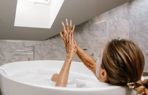 മണ്സൂണ് കാലത്ത് കൂടുതല് സുന്ദരിയാകാന് ബോഡി സ്ക്രബ് ശീലമാക്കൂ…