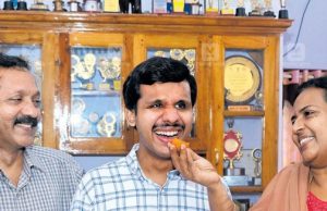 അന്ന് കാഴ്ച്ചയില്ലാത്തവനെന്ന കളിയാക്കല് ഏറ്റുവാങ്ങി… ഇന്ന് സിവില് സര്വ്വീസ് പരീക്ഷയില് 804ാം റാങ്കുക്കാരനാണ് ഗോകുല്