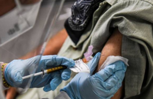 രാജ്യത്തെ വാക്സിന് പരീക്ഷണം തുടരും: നിര്ത്തിവെക്കാന് നിര്ദേശമില്ലെന്ന് സിറം ഇന്സ്റ്റിറ്റ്യൂട്ട്