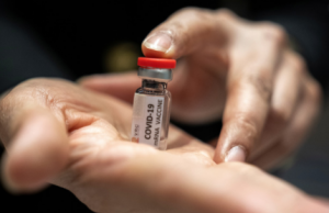 വാക്സിൻ ഉടനെയില്ല, കോവിഡിനെ മികച്ച രീതിയിൽ നേരിടണമെന്നഭ്യർത്ഥിച്ച് ആരോഗ്യപ്രവർത്തകർ