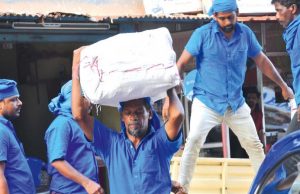 ‘കൂടുതല് ഭാരം ചുമക്കണ്ട’; ചുമട്ടുതതൊഴിലാളികള്ക്ക് എടുക്കാവുന്ന പരമാവധി ഭാരം 55 കിലോ, ശുപാര്ശ