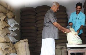 കടയില് പോകാന് കഴിയാത്ത മുതിര്ന്ന പൗരന്മാര്ക്ക് പകരം ആളെ വിട്ട് റേഷന്: നടപടി ക്രമം അറിയാം