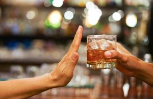 തണുപ്പിനെ തോല്പ്പിക്കാന് ഒരു സ്മോള് അടിക്കണമെന്ന് നിര്ബന്ധമാണോ?: മുന്നറിയിപ്പുമായി ഡോക്ടര്