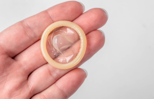 പൊതുജനങ്ങള്ക്ക് സൗജന്യമായി കോണ്ടം; എയ്ഡ്സ് ബോധവല്ക്കരണത്തിന് വ്യത്യസ്ത മാര്ഗവുമായി സംസ്ഥാനം