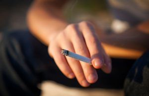 പുകവലിക്കുന്നവരിലും സസ്യഭുക്കുകളിലും കോവിഡ് സാധ്യത കുറവ്!!: പഠനം