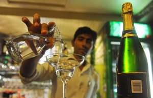 ഇനി മദ്യം ഗ്ലാസ് കുപ്പികളില് നല്കിയാല് മതി; മദ്യക്കമ്പനികള്ക്ക് നിര്ദേശം നല്കി സര്ക്കാര്