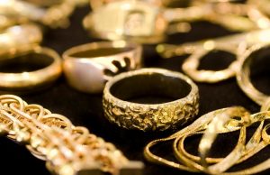 സ്വർണ വില താഴുന്നു.