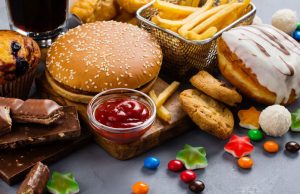 തിരക്കിനിടയില് വിശപ്പടക്കാന് എന്തെങ്കിലും കഴിക്കുന്ന ശീലക്കാരാണോ?; ഇക്കാര്യങ്ങള് ശ്രദ്ധിക്കൂ