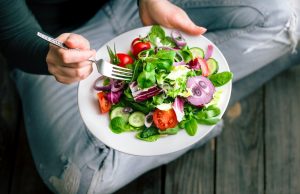 വണ്ണം കുറയ്ക്കാന് ശ്രമിക്കുന്നുണ്ടോ? എന്നാല് കഴിക്കുന്ന സാലഡില് ഇതൊരിക്കലും ചേര്ക്കരുത്