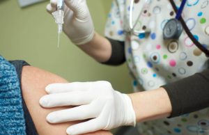 കീമോതെറാപ്പി ചെയ്യുന്നതിനിടയില് വാക്സിന് സ്വീകരിക്കാമോ?: ഡോക്ടര്മാരുടെ പ്രതികരണമറിയാം