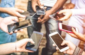 സ്മാർട്ട്ഫോണിന് അടിമപ്പെട്ട് ലോകം