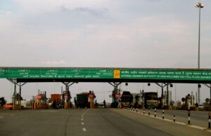 ടോള് പിരിക്കാന് 10 സെക്കന്റില് കൂടുതല് എടുക്കരുത്; ക്യൂ 100 മീറ്റര് കടന്നാല് ടോള് ഇല്ലാതെ കടത്തിവിടണം