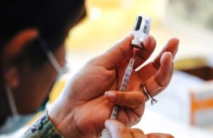 വാക്സിന് എടുക്കും മുന്പ് പാരസെറ്റമോള് കഴിക്കണോ?; അറിയാം