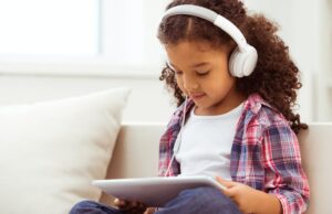 കുട്ടികള് ഹെഡ്ഫോണ് അമിതമായി ഉപയോഗിക്കുന്നുണ്ടോ?; ഈ ആരോഗ്യപ്രശ്നങ്ങള് ഉണ്ടാകും