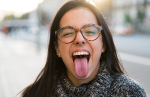 നിങ്ങള് നാക്ക് വടിക്കാറുണ്ടോ?; ഇതുകൊണ്ടുള്ള അഞ്ച് ഗുണങ്ങള്