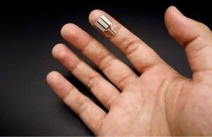 വിരത്തുമ്പില് നിന്നും ഫോണ് ചാര്ജ് ചെയ്യാം; അത്ഭുതകരമായ കണ്ടെത്തലുമായി ഗവേഷന്