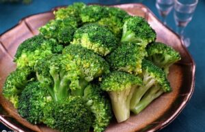 ചില ഭക്ഷണങ്ങള് പാകം ചെയ്യാതെ തന്നെ കഴിക്കണം; അവയേതെന്ന് നോക്കാം