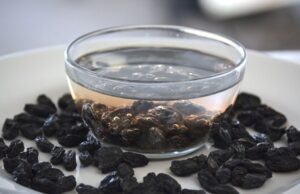 ഉണക്കമുന്തിരിയിട്ട് തിളപ്പിച്ച വെള്ളം കുടിക്കാം; ആരോഗ്യ ഗുണങ്ങള് ഏറെയാണ്