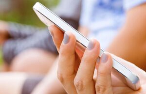 കഴിഞ്ഞ വര്ഷം മാത്രം ഇന്ത്യക്കാര് വാങ്ങിയത് 2,83,666 കോടിയുടെ സ്മാര്ട്ഫോണുകള്