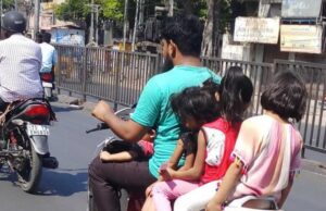 നാല് വയസില് താഴെയുള്ള കുട്ടികള്ക്ക് ഹെല്മെറ്റ് നിര്ബന്ധമാക്കി; ഡ്രൈവറുമായി ബന്ധിപ്പിക്കുന്ന ബെല്റ്റും വേണം