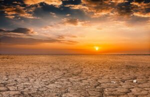 ക്രമാതീതമായി ഉയര്ന്ന് അന്തരീക്ഷ ഊഷ്മാവ്; സൂര്യാഘാതമേല്ക്കാതെ ശ്രദ്ധിക്കണമെന്ന് ജാഗ്രതാനിര്ദേശം