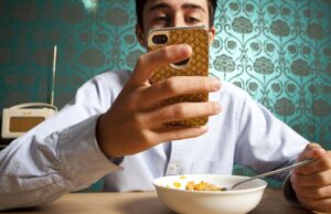 ആഹാരം കഴിക്കുമ്പോള് ടിവിയോ ലാപ്ടോപ്പോ കാണാറുണ്ടോ?;