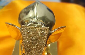 വടക്കുംനാഥ ക്ഷേത്രത്തിൽ വഴിപാടായി സ്വർണ കൊമ്പൻ