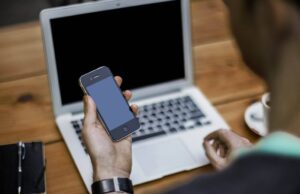 ഇലക്ട്രോണിക് ഉപകരണങ്ങള് പരിധിവിട്ട് ഉപയോഗിക്കുന്ന പുരുഷന്മാര് ശ്രദ്ധിക്കുക; പ്രത്യുല്പ്പാദനശേഷിയെ ബാധിക്കുമെന്ന് പഠനം