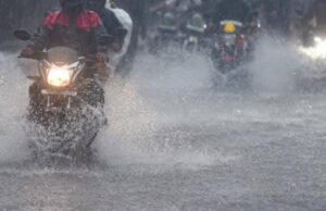 മഴക്കാലത്തു ഇരുചക്ര വാഹനമോടിക്കുന്നവർഇക്കാര്യങ്ങൾ ശ്രദ്ധിക്കുക