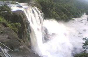 ചാലക്കുടി പുഴയിലെ ജലം ഏത് സമയത്തും അപകടകരമായ സ്ഥിതിയിലേക്ക് ഉയരാം. മാറിത്താമസിക്കണമെന്ന് കളക്ടർ